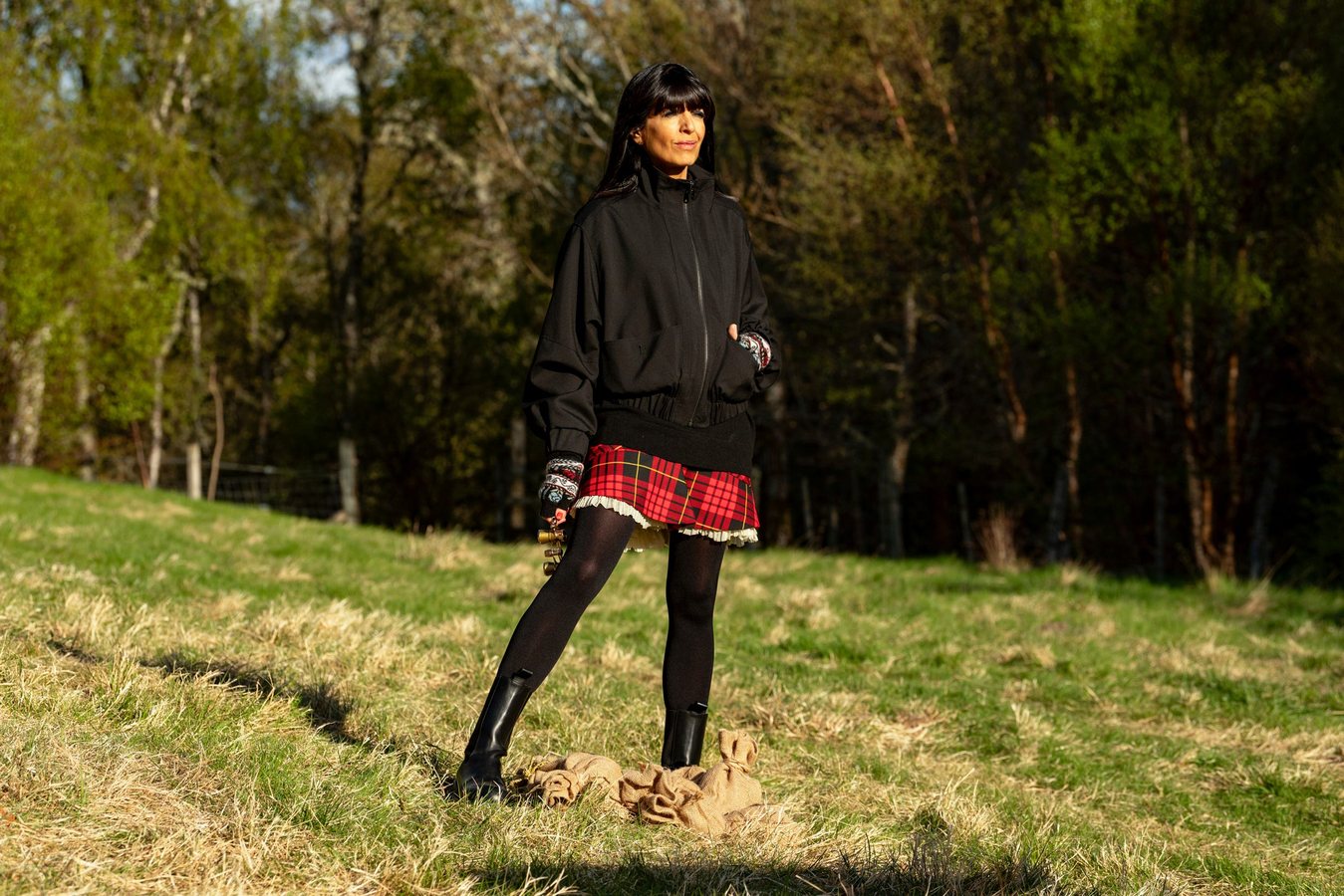 Claudia Winkleman délaisse ses bottes pour des derbies noirs dans The Celebrity Traitors