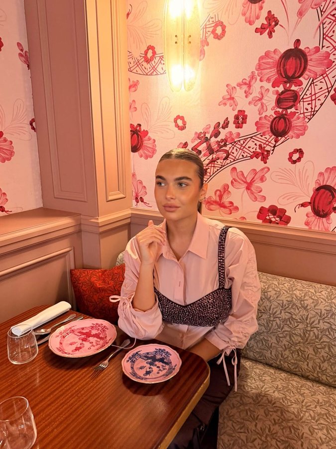 Chanel Totti mostra come indossare la camicia rosa pastello anche in autunno