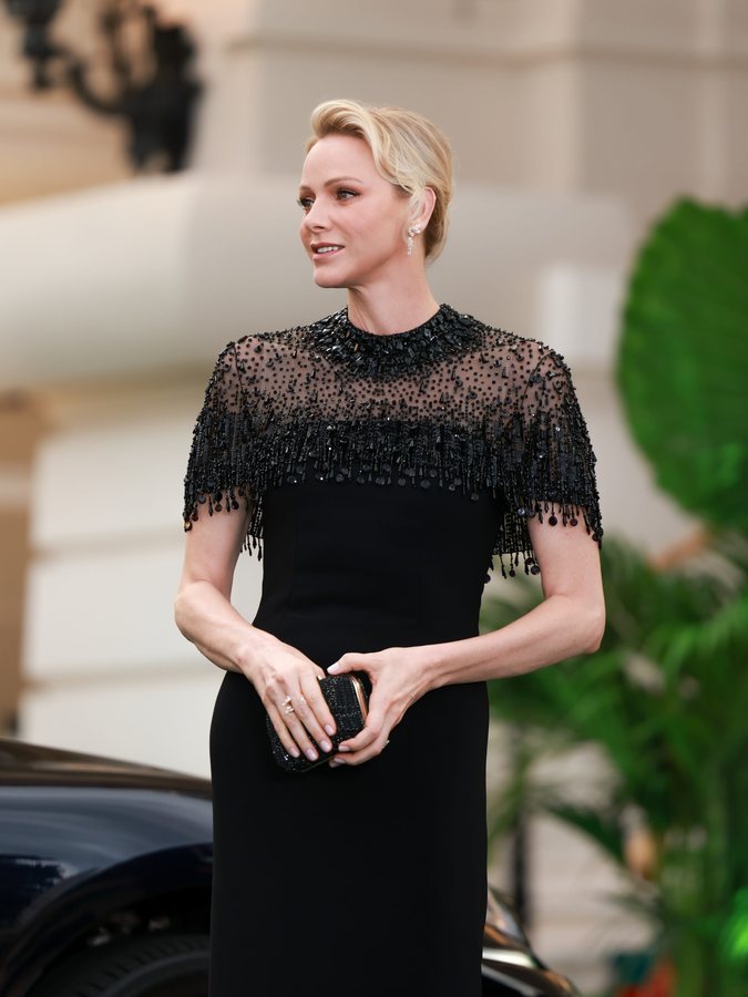 Charlene de Monaco choisit une robe Elie Saab à 17 000 euros pour un dîner de gala