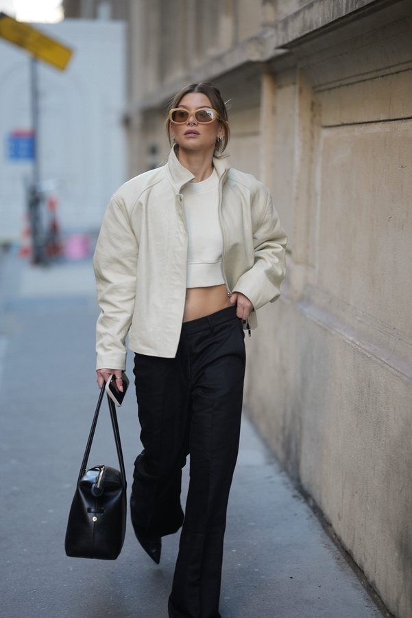 Le pantalon à jambe évasée revient pour l'automne 2026