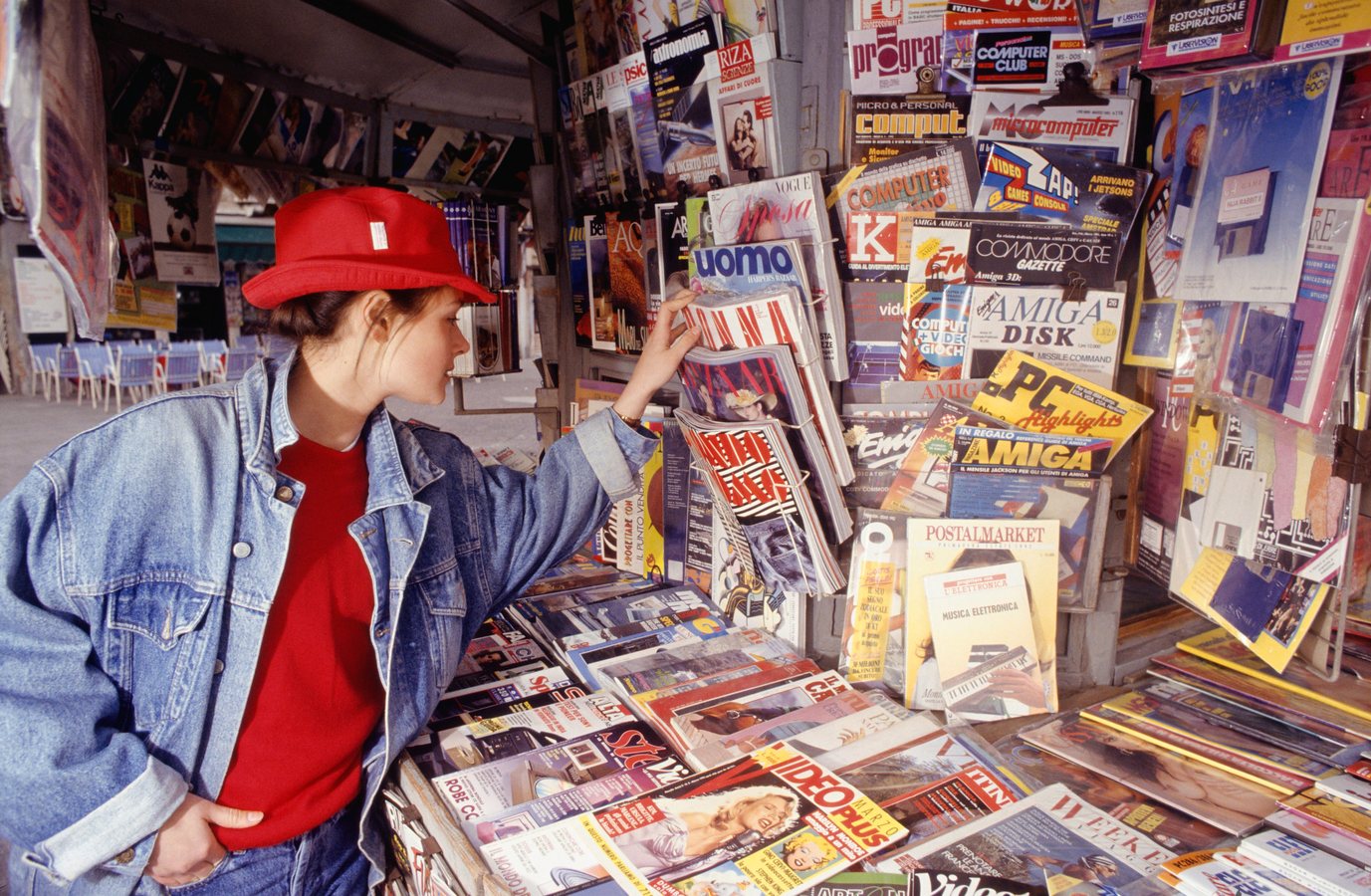 À Bologne, une ancienne kiosque rouvre et réinvente l'edicola
