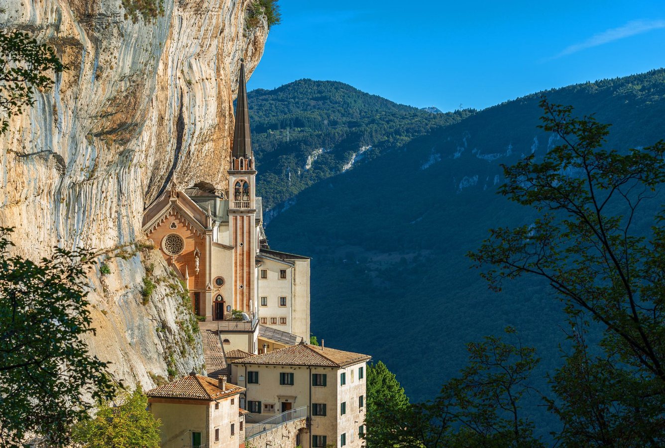 Le sanctuaire italien suspendu dans le vide