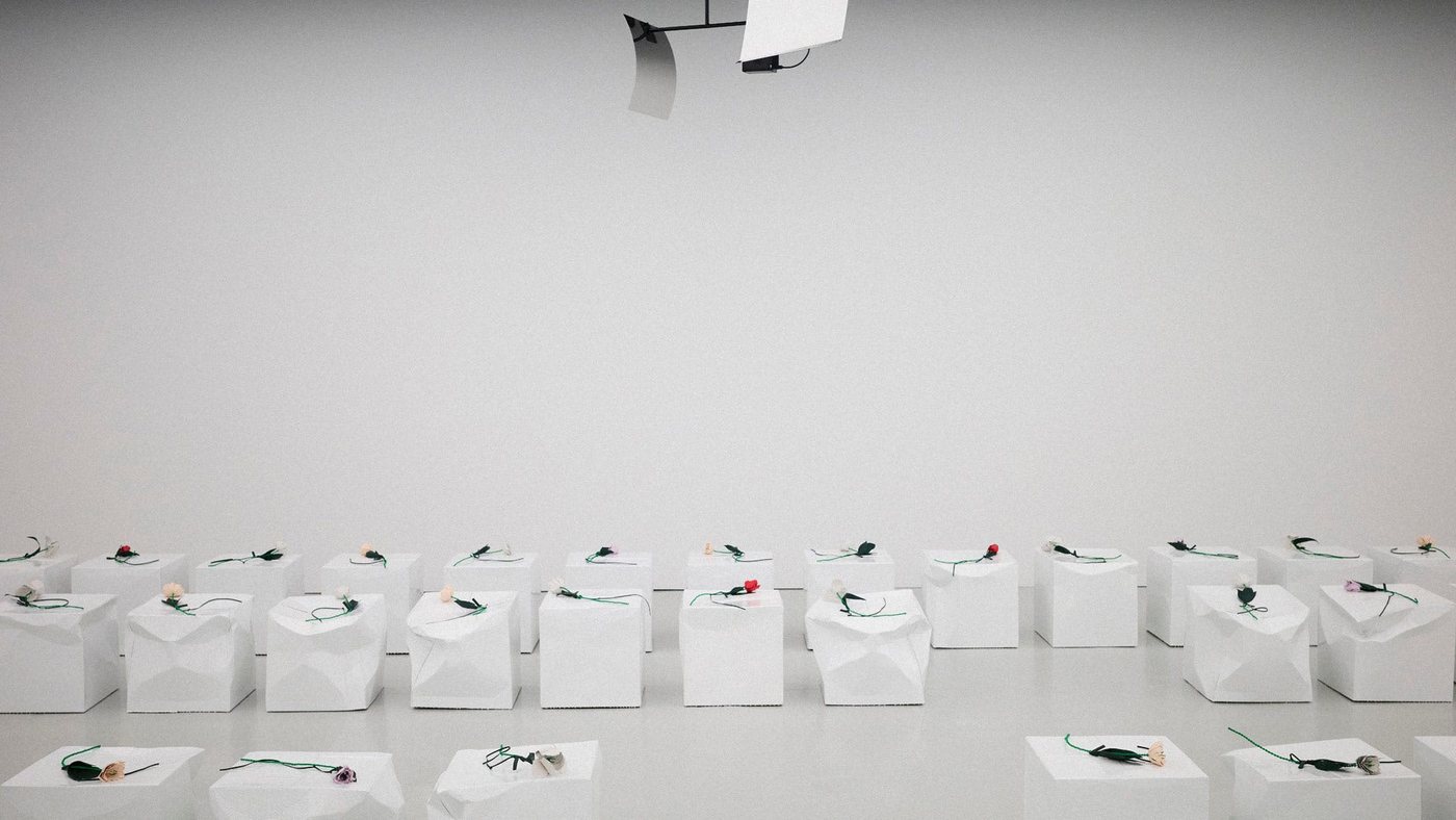 Bottega Veneta fait asseoir les stars sur des cartons d'emballage