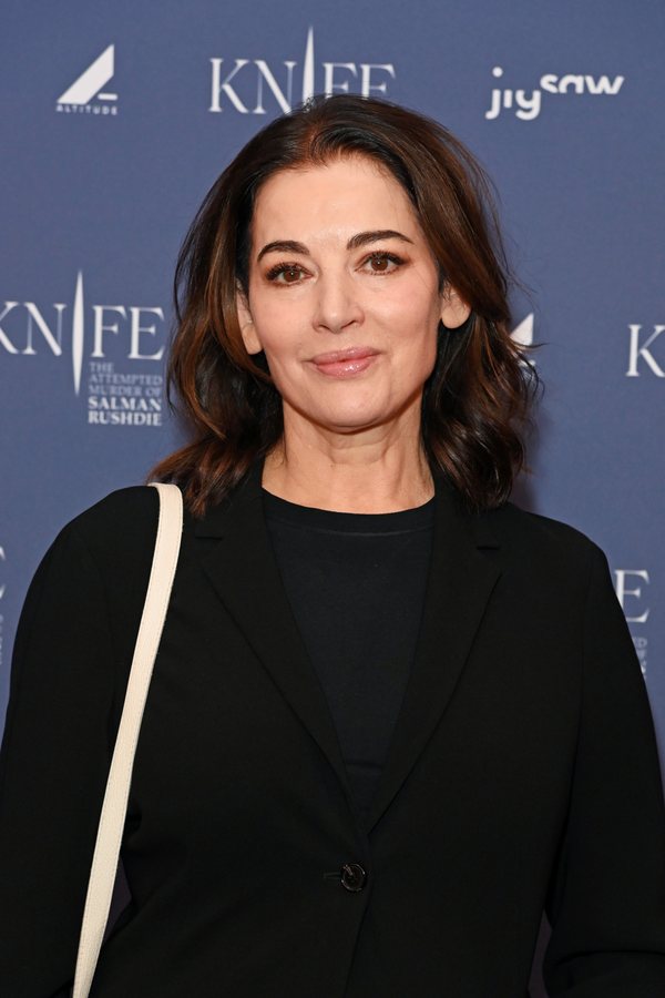 Nigella Lawson adopte la manucure « blushed suede », nouvelle nuance nude de l'automne