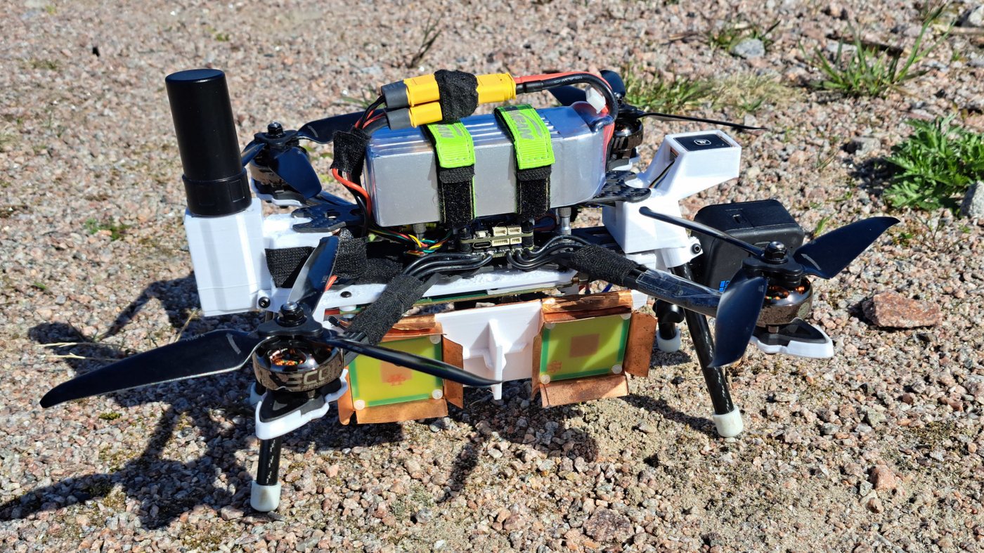 Un drone radar à synthèse d'ouverture réalise des images interférométriques