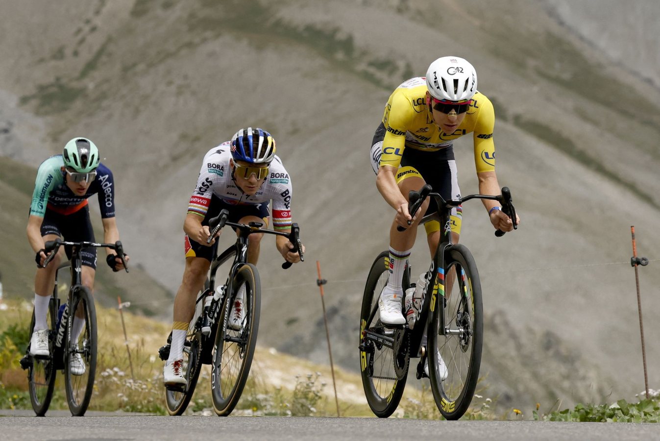 Remco Evenepoel s’emporte contre son attaché de presse après sa deuxième place à l’Alpe d’Huez