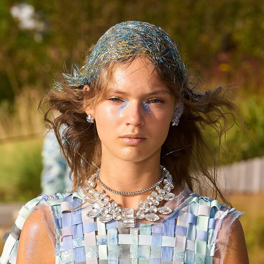 Collina Strada dévoile une beauté grunge et lumineuse à la Fashion Week de New York