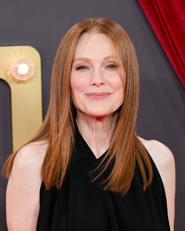 Julianne Moore adopte la manucure bordeaux pour l'automne