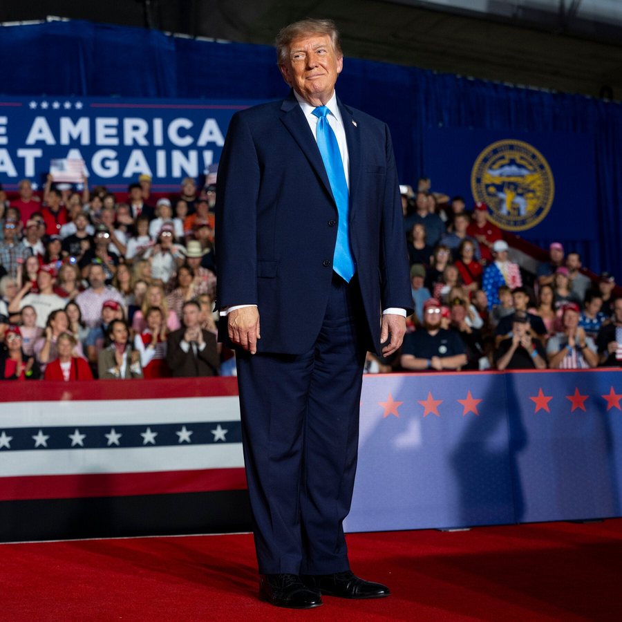 La veste Jos. A. Bank de Trump surprend lors d'un meeting dans le Nebraska