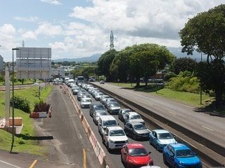 Couvre-feu en Martinique, barrages en Guadeloupe, renforts à La Réunion : la colère sociale gagne les Outre-mer