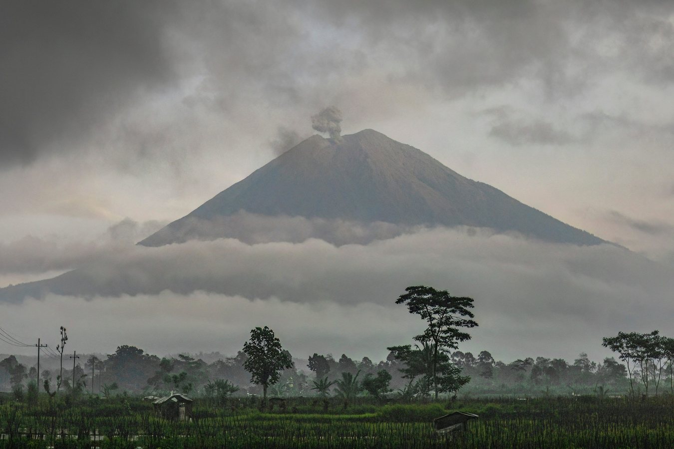 Le mont Semeru entre en éruption à Java, un accident ferroviaire frappe l'Espagne