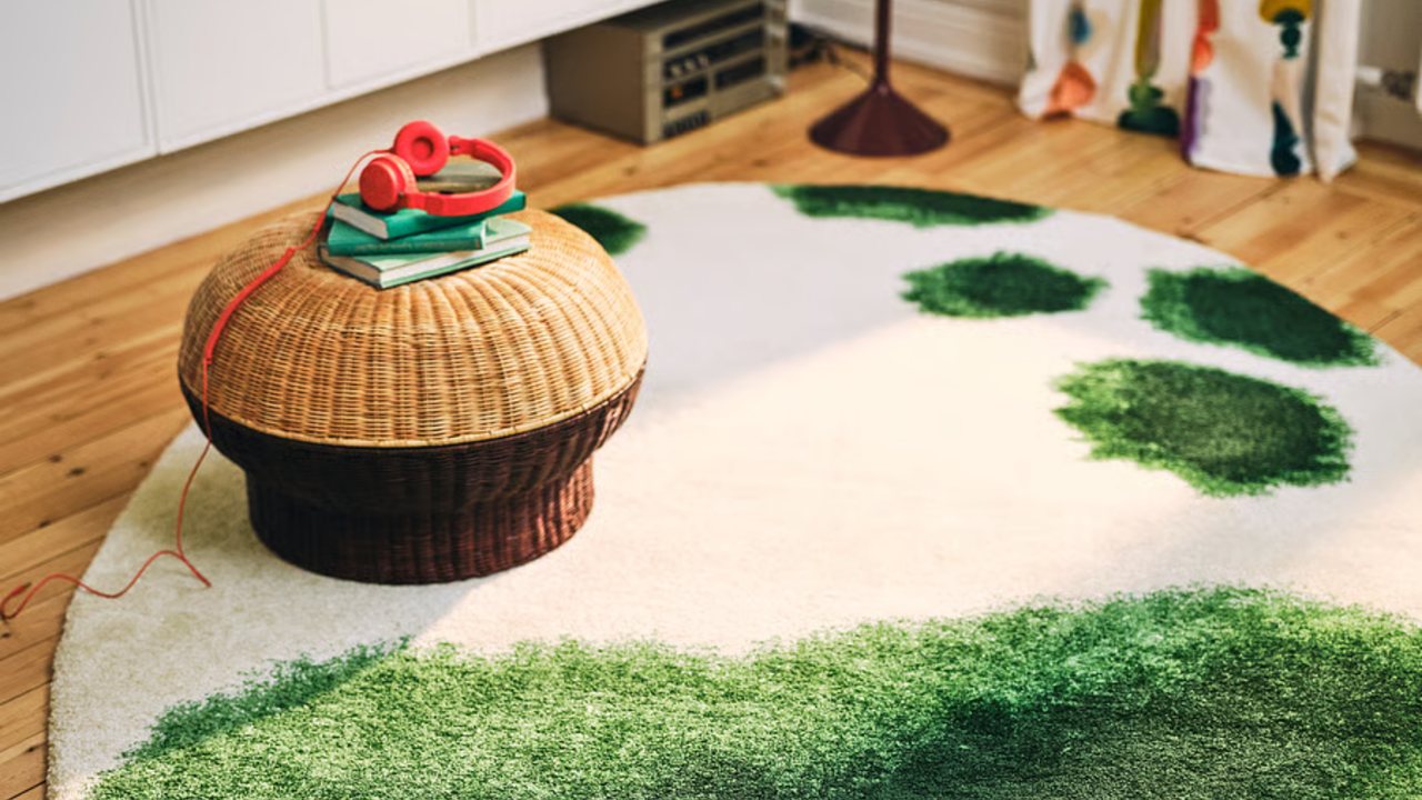 IKEA dévoile un pouf en rotin avec rangement intégré, pensé pour les petits salons