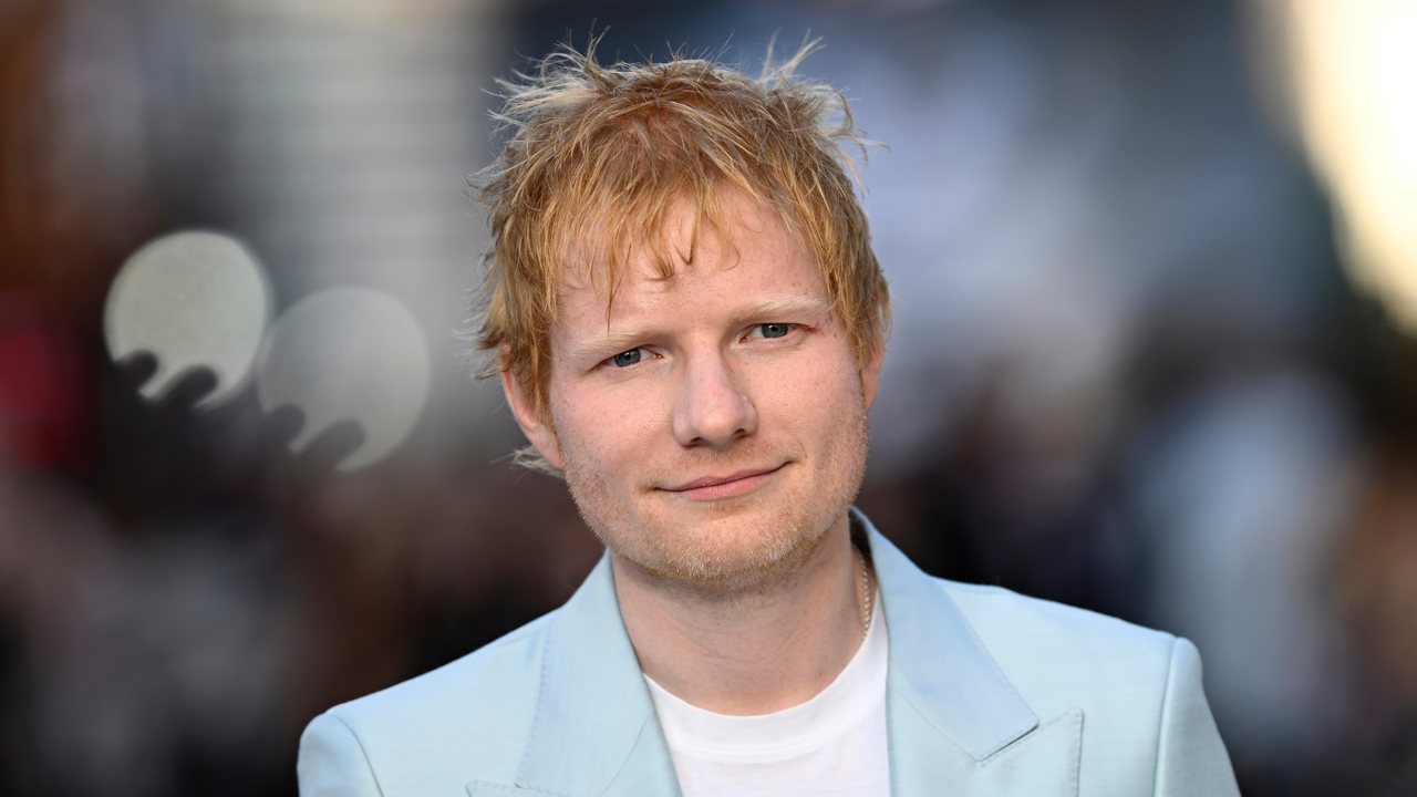 Ed Sheeran adopte l'aubergine, nouvelle couleur neutre tendance en décoration
