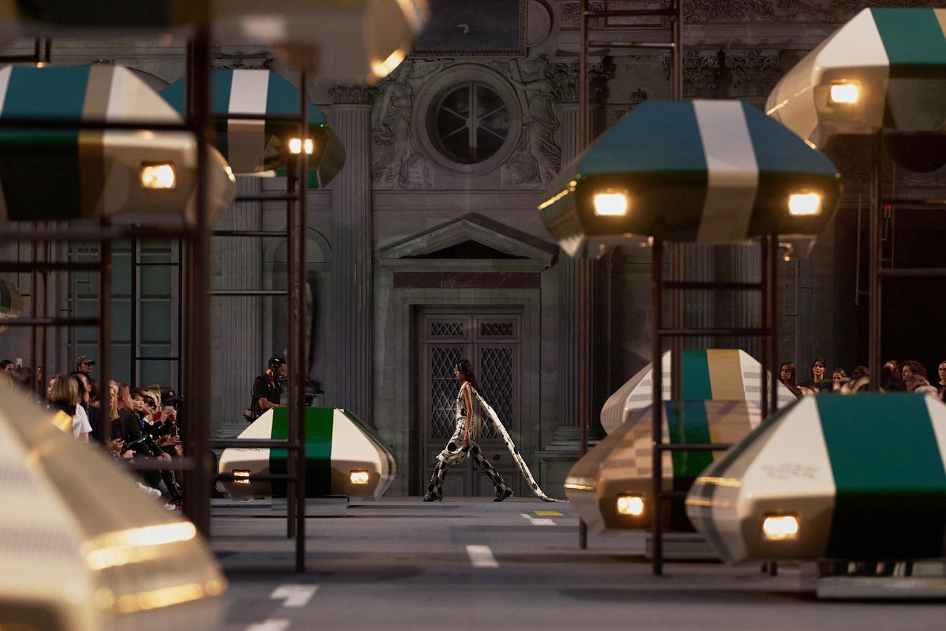 Louis Vuitton explore la légèreté pour le printemps-été 2027 à Paris