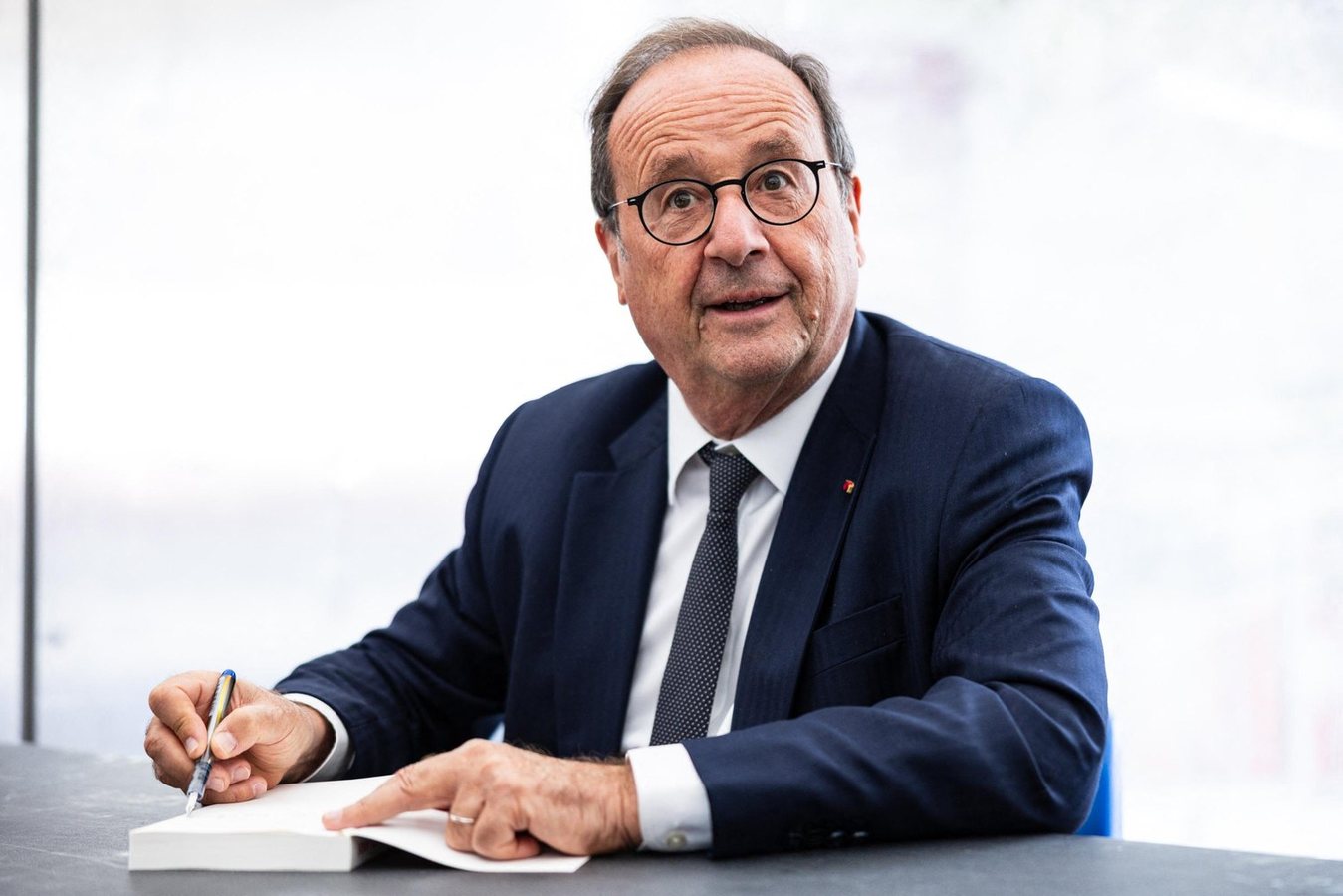 Mobilisations contre la vie chère : François Hollande estime que son « rôle n'est pas d'aller manifester »
