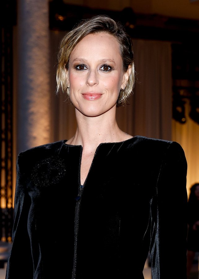 Les jeans sombres de Federica Pellegrini, l'alternative élégante au pantalon noir