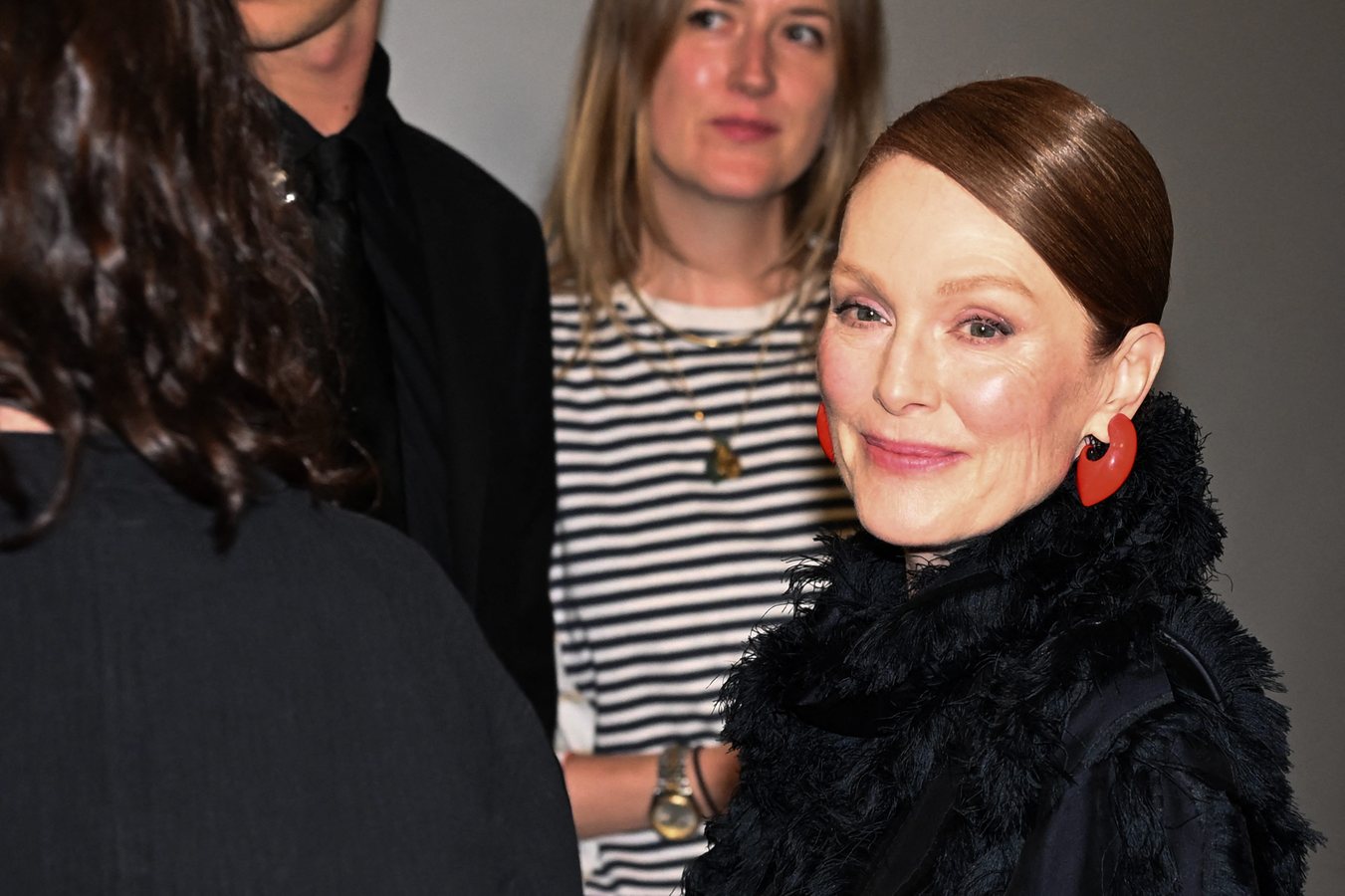 Julianne Moore arbore le sac Lauren 1980 de Bottega Veneta, hommage à Lauren Hutton