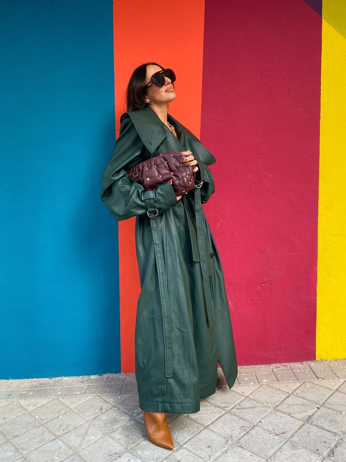 Trench colorés pour l’automne : bleu, violet et rouge remplacent le beige
