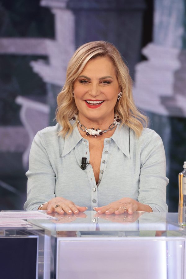 Simona Ventura indossa una gonna di paillettes, come portare il capo scintillante tutto l'anno