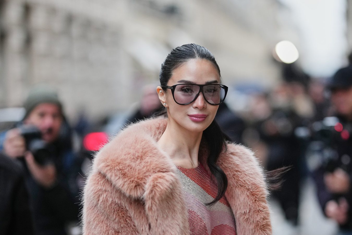 Les tendances maquillage de l'automne 2026 : lèvres sombres, blush froid et regards métalliques