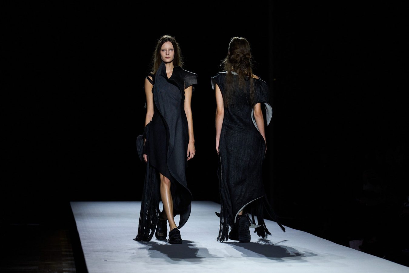 Paris Fashion Week : Yohji Yamamoto et Issey Miyake, la technique comme manifeste