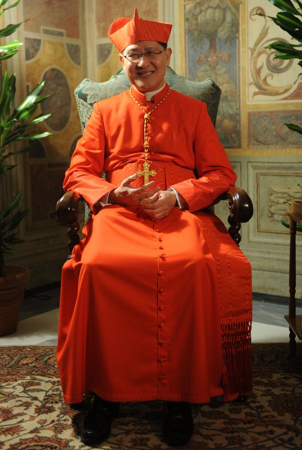 Le cardinal Tagle, nouveau doyen du Collège cardinalice, accompagne le pape Léon XIV hospitalisé