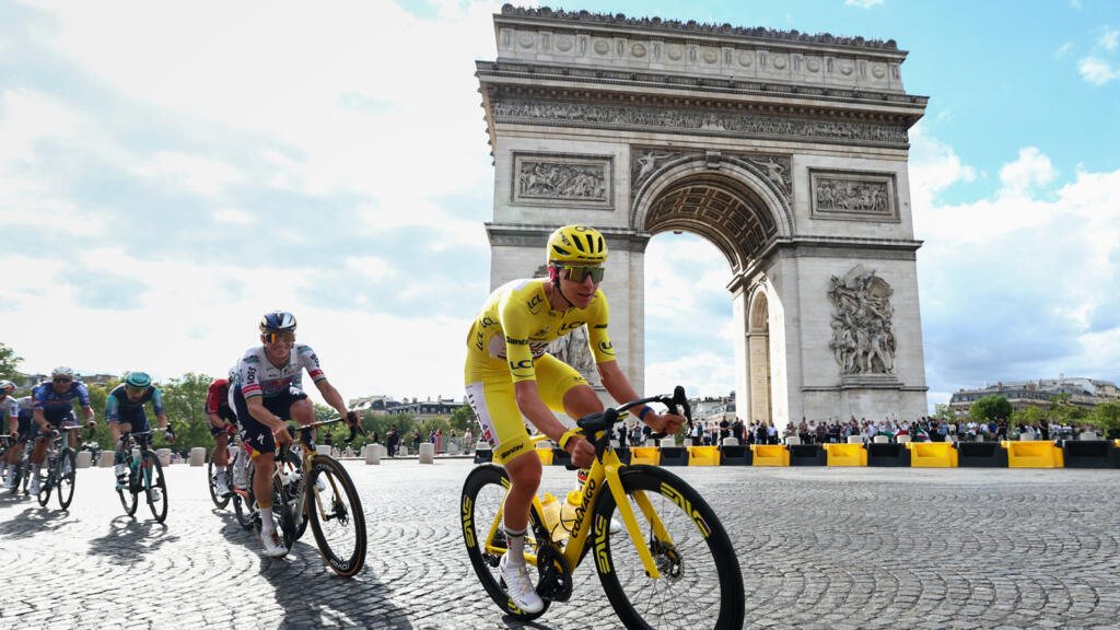 Tadej Pogacar remporte son cinquième Tour de France, Mathieu van der Poel s’impose sur les Champs-Élysées