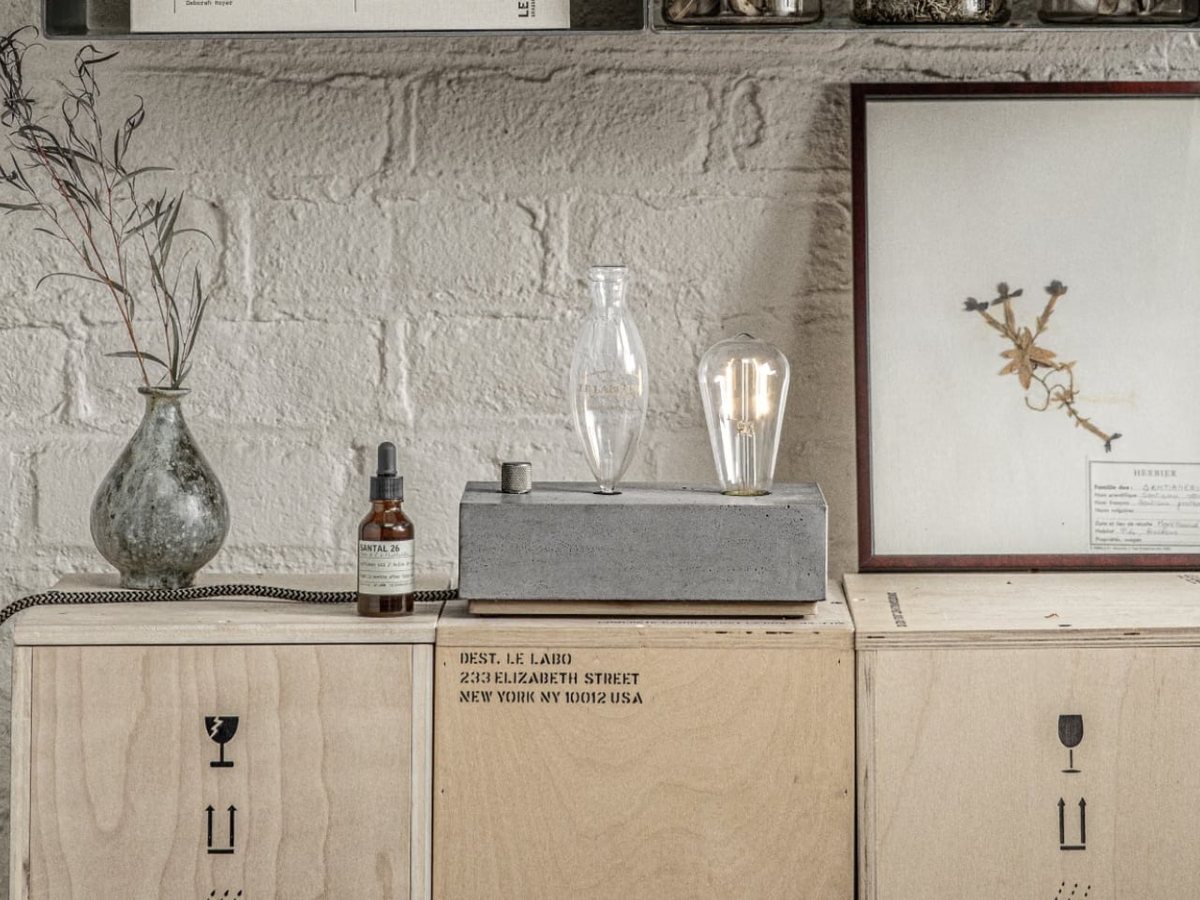 Le Labo dévoile un diffuseur de parfum d'intérieur en béton, entre brutalisme et artisanat