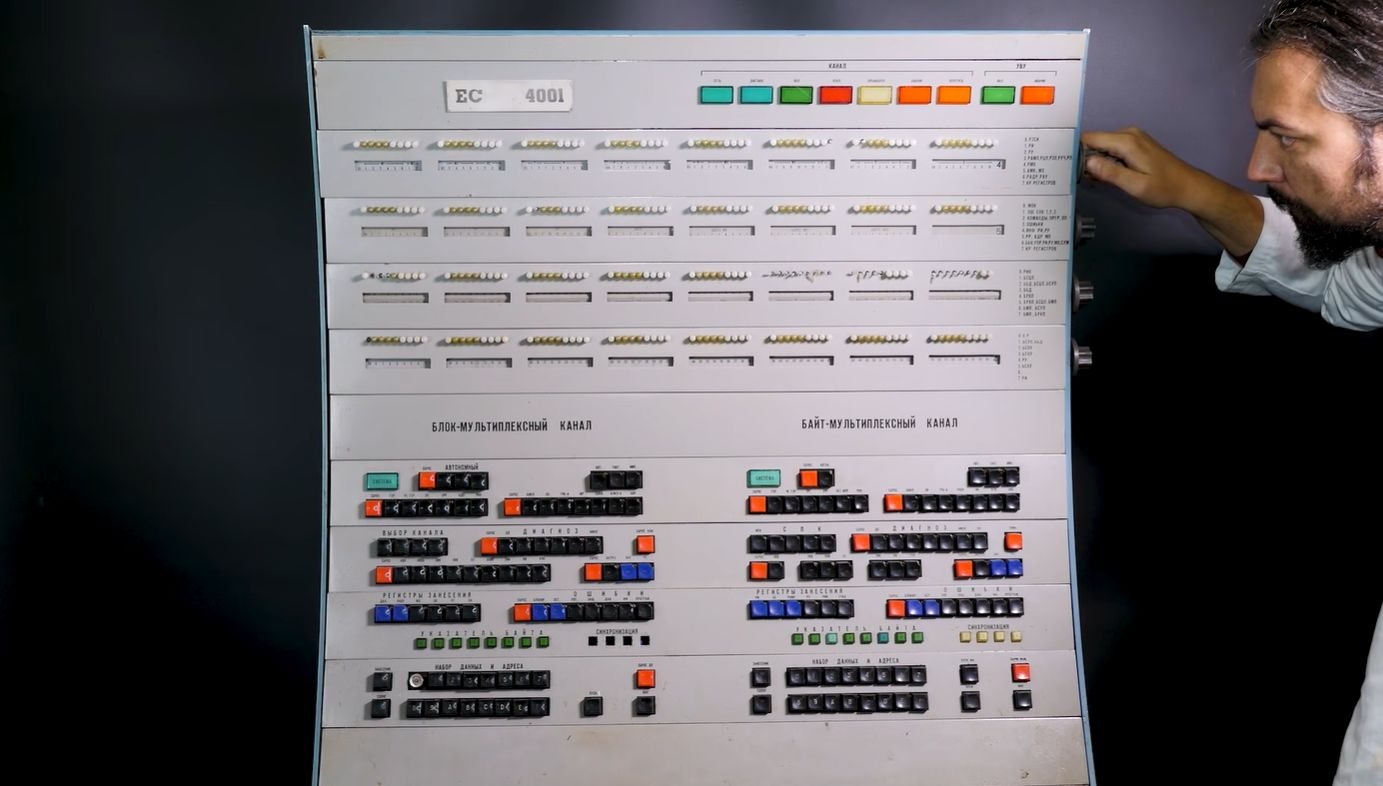 Un panneau de contrôle d'un ordinateur soviétique ES-4001 restauré