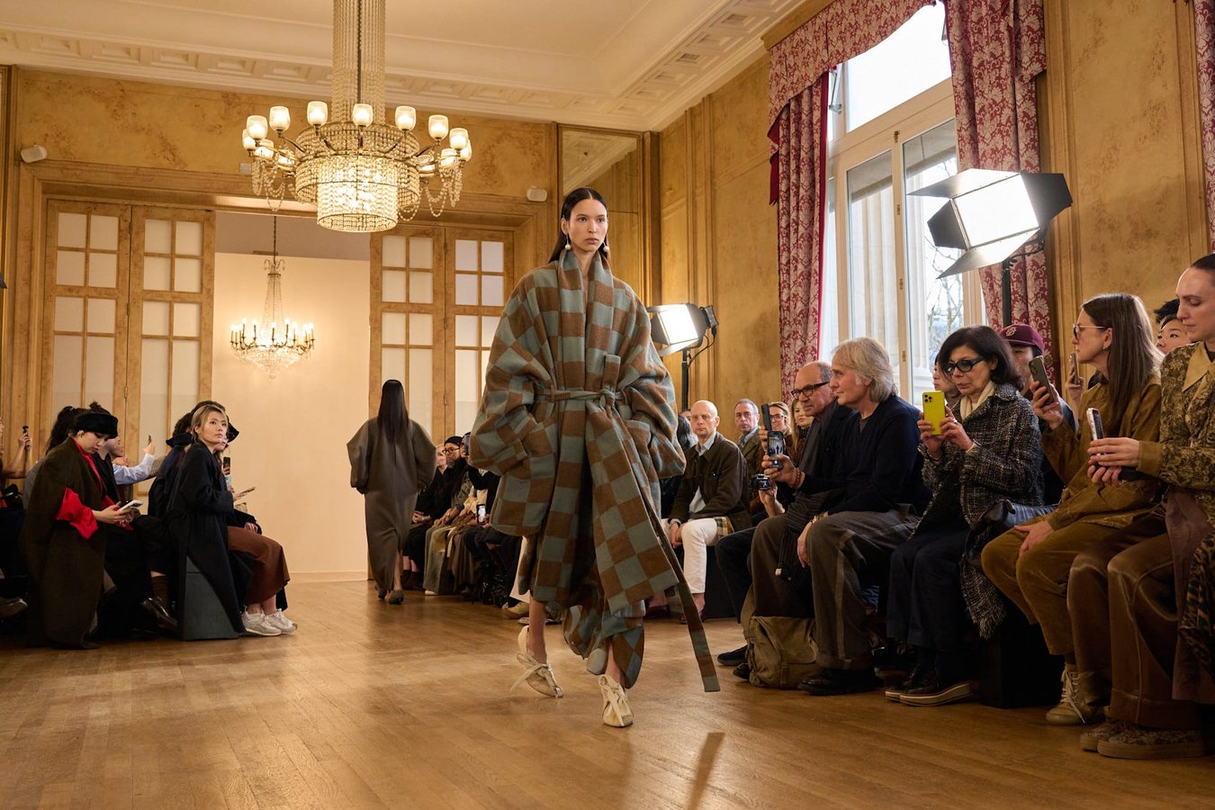 Le manteau long s'impose comme la tendance mode de l'automne 2026