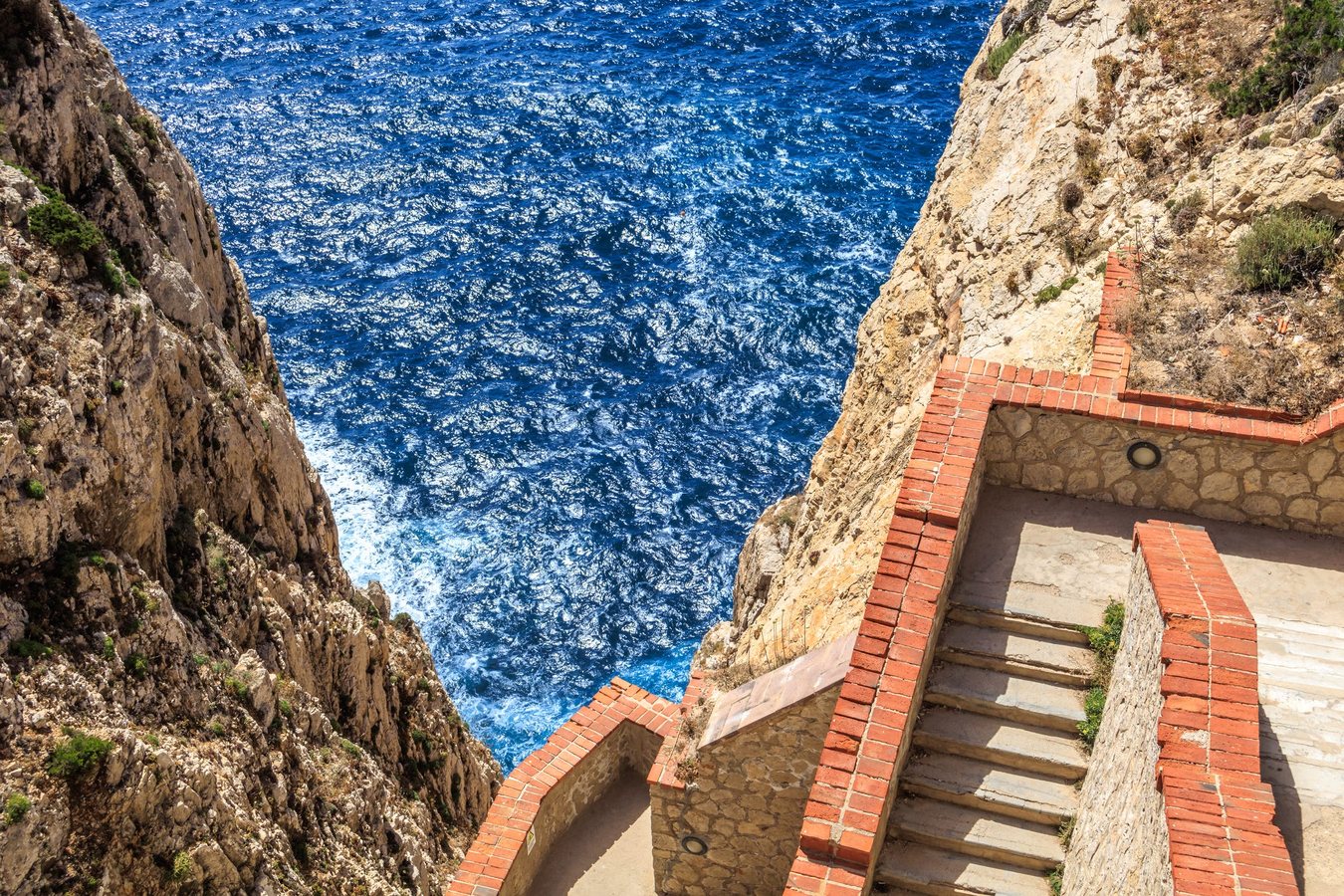En Italie, un escalier de plus de 650 marches plonge dans la mer