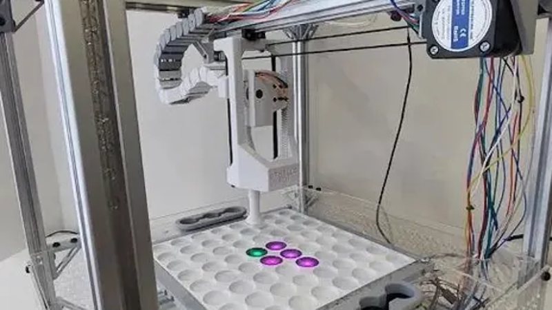 Un bricoleur construit un robot capable de jouer à Othello
