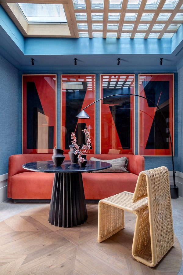 Adriana Nicolau réinvente un 58 m² avec du bleu intense et des détails sartoriaux