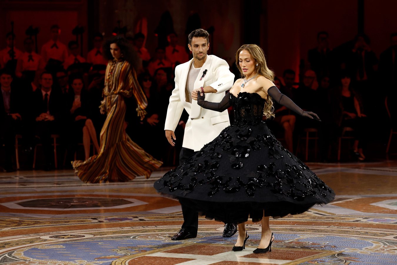 Lorenzo Musetti fait danser Jennifer Lopez à la Fashion Week de Milan