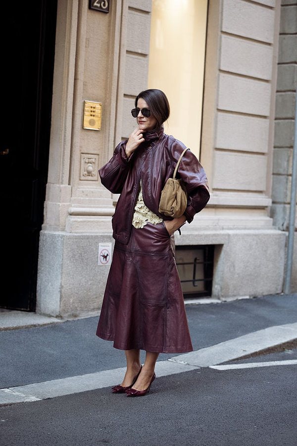 Victoria Beckham popularise la jupe midi en cuir bordeaux cet automne