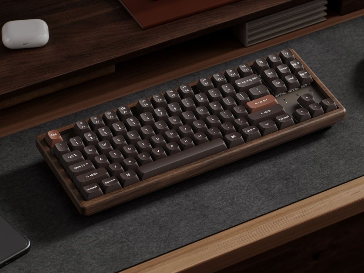 Keychron lance un clavier gaming en noyer qui assume son style mobilier