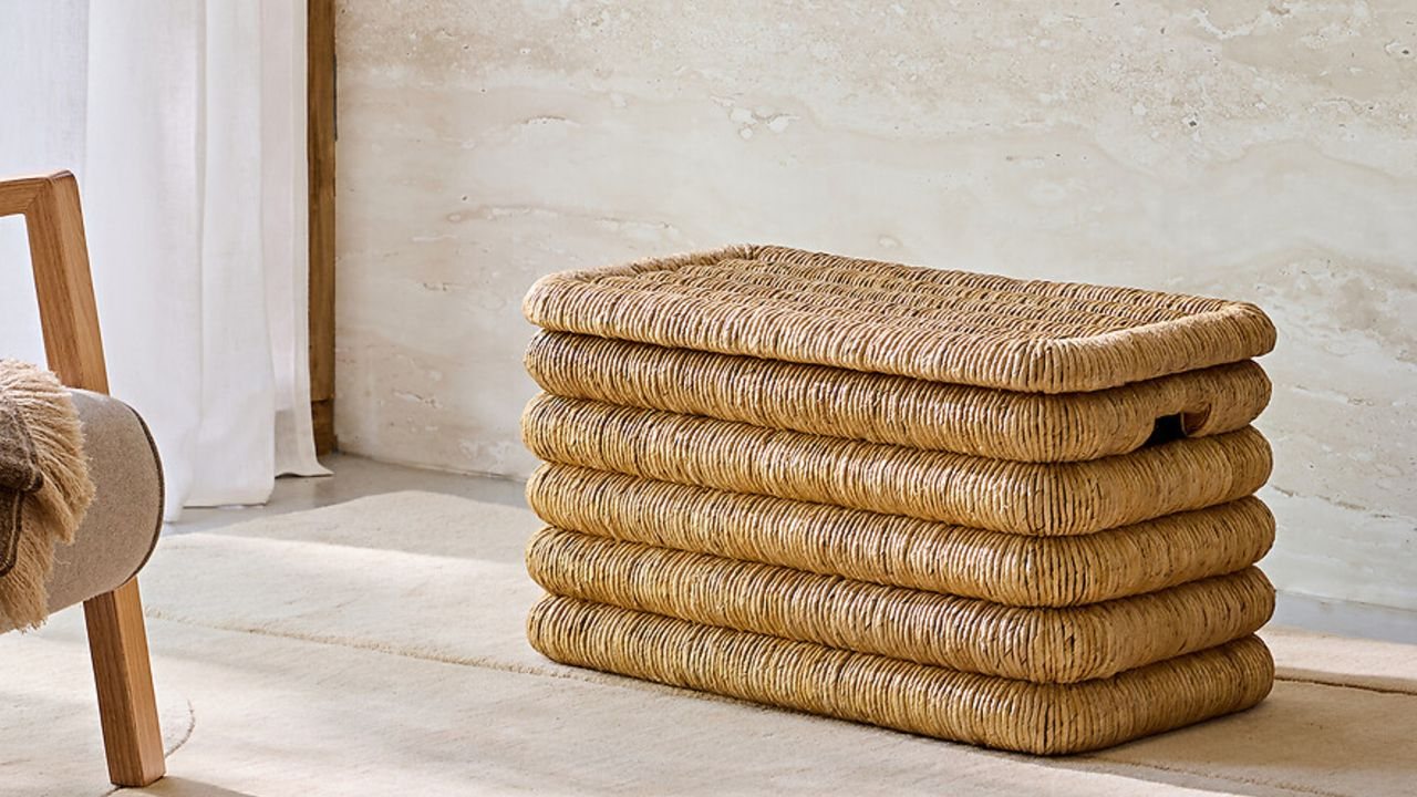 Le panier en écorce de bananier, l'accessoire déco qui sublime le pied de lit
