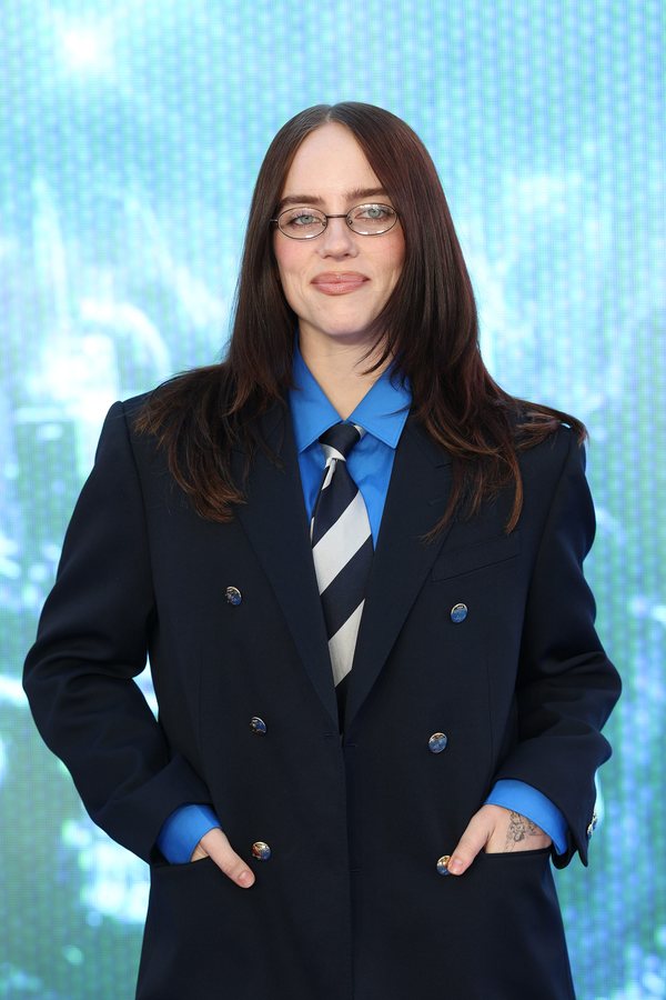 Billie Eilish adopte un carré court, léger et dégradé