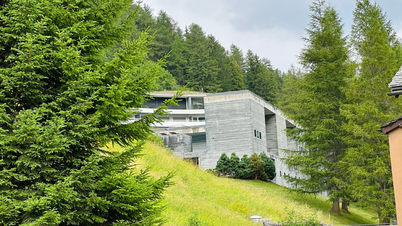 Deux hôtels suisses marient chambres d'architectes et thermes de Zumthor