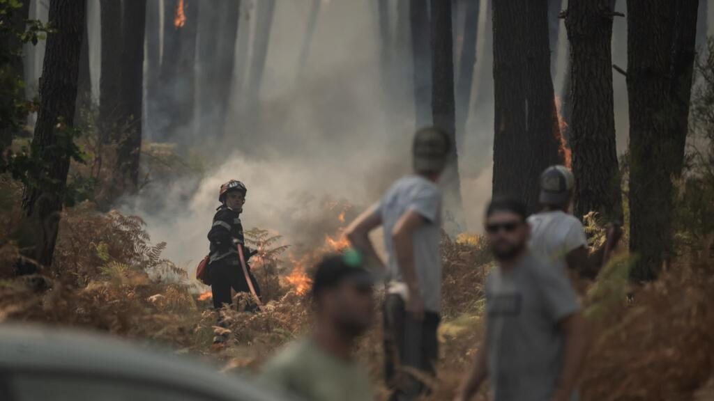 Incendies en France: le mégafeu de Gironde stabilisé, de nouveaux foyers dans le Var, en Seine-et-Marne et en Côte-d'Or