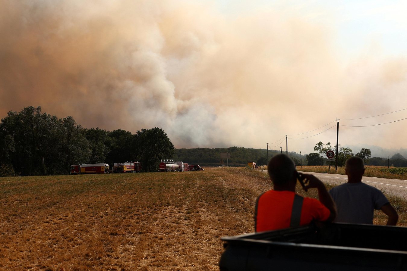 Un incendie « hors de contrôle » ravage 1 700 hectares dans le Var, 400 habitants évacués