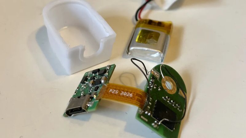 Une console de jeu tenant dans une prise d'antenne fait tourner DOOM