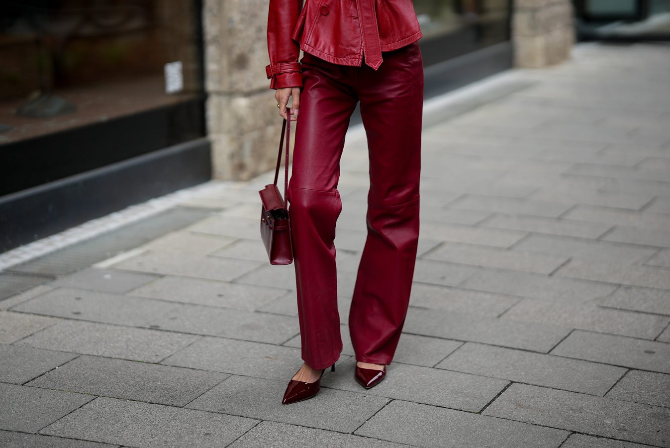 Les pantalons colorés des années 2000 reviennent sur les podiums cet automne