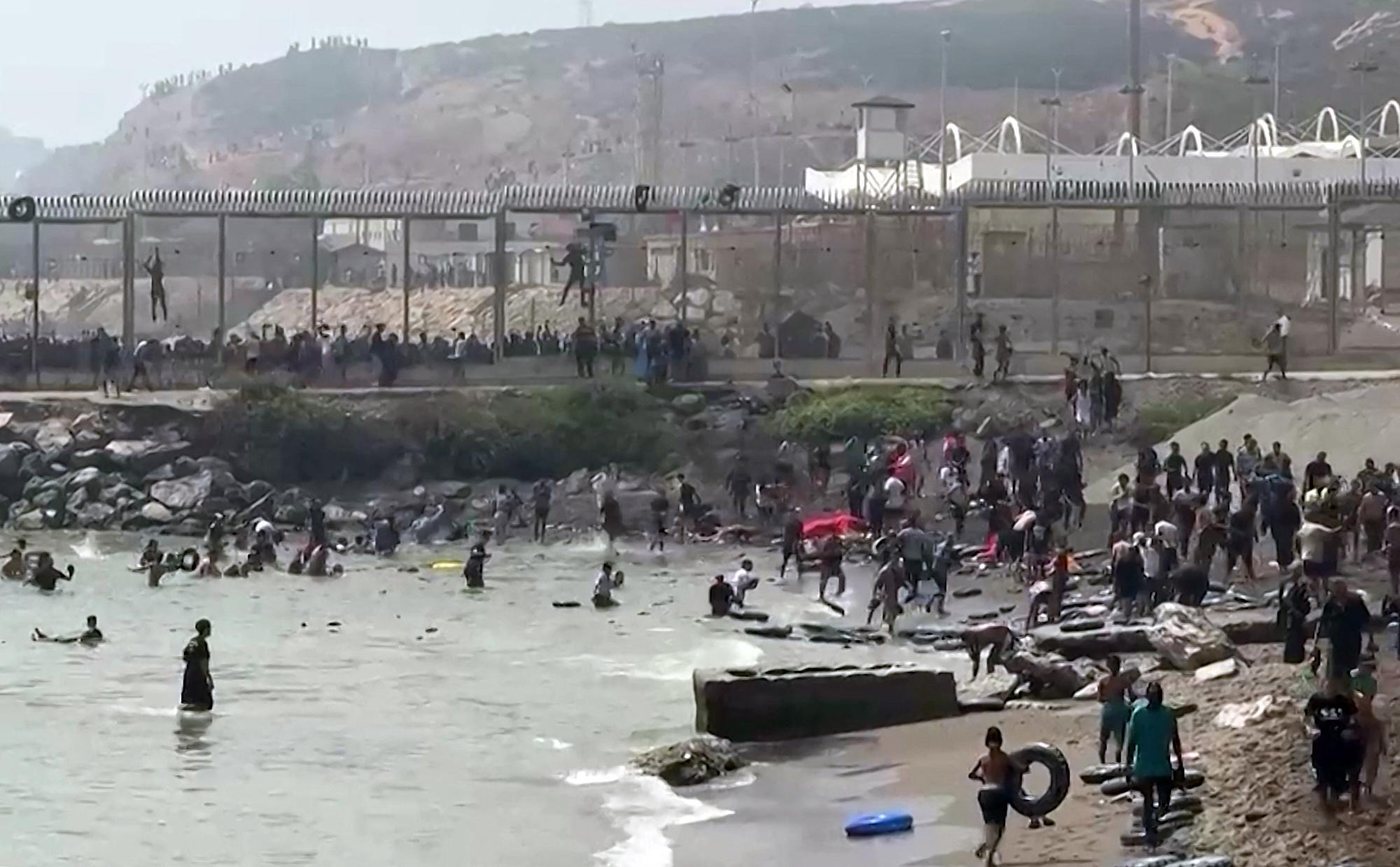 L’Espagne envoie l’armée à Ceuta après l’arrivée massive de migrants