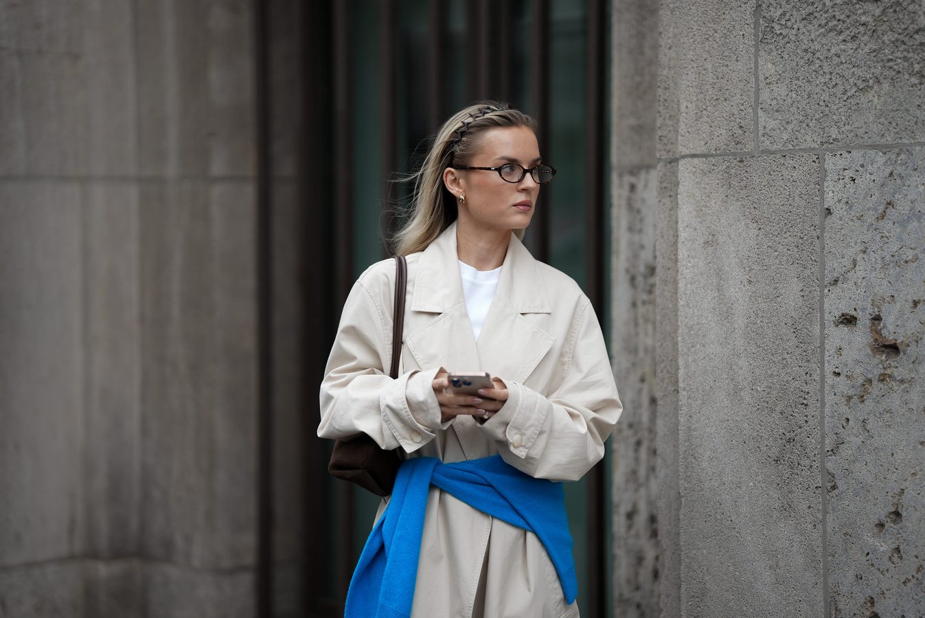 Le cardigan bleu, la pièce mode qui colore les looks d'automne