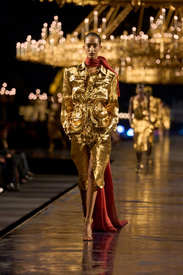 Saint Laurent : Anthony Vaccarello célèbre dix ans de création avec un défilé tout en or
