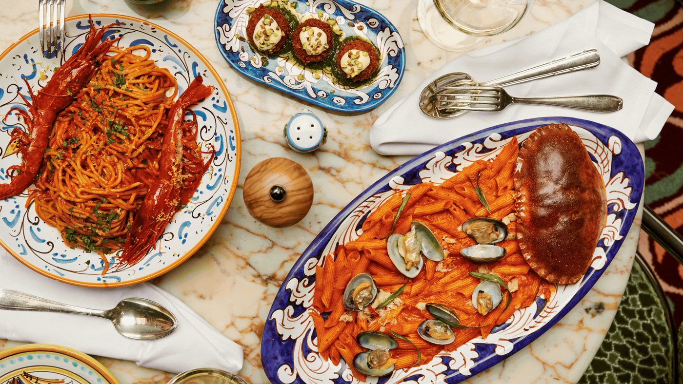 Des chefs londoniens osent les assiettes motifs et bousculent le blanc