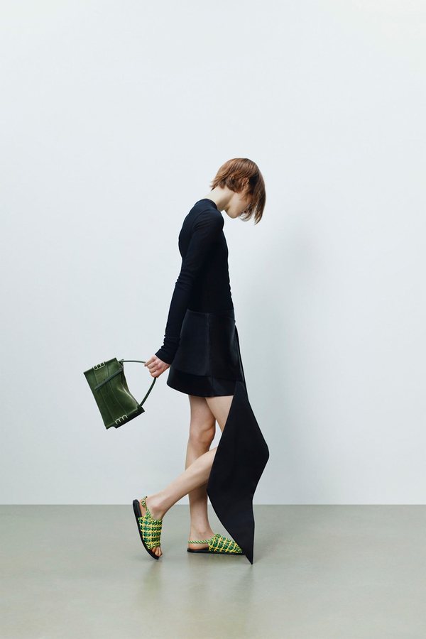 Les chaussures plates colorées s'imposent comme l'alternative aux bottines cet automne