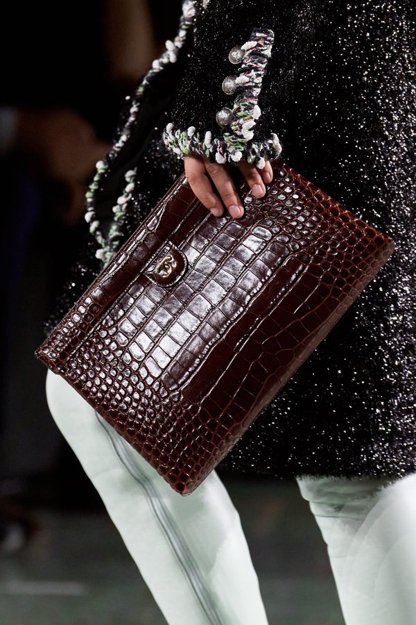 Le sac effet crocodile, allié d'un vestiaire d'automne raffiné