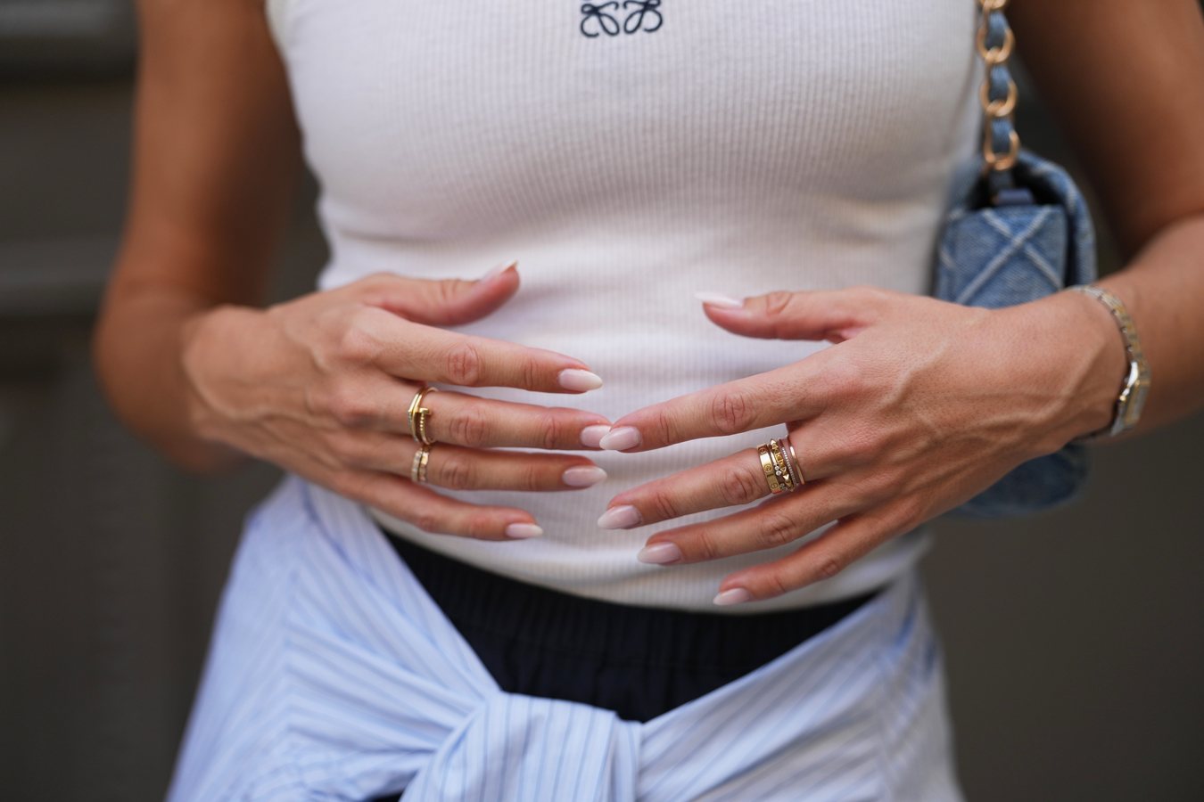 La manucure « coconut latte » prolonge l’été sur les ongles